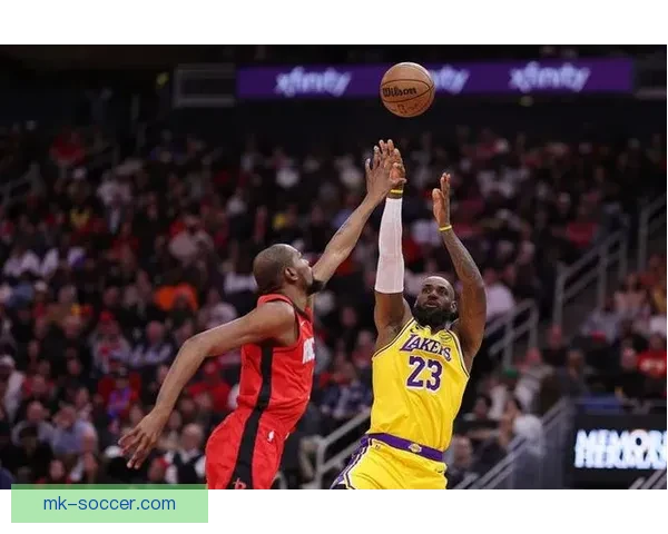 詹姆斯35分9三分创奇迹 近16年首次成队史第一人