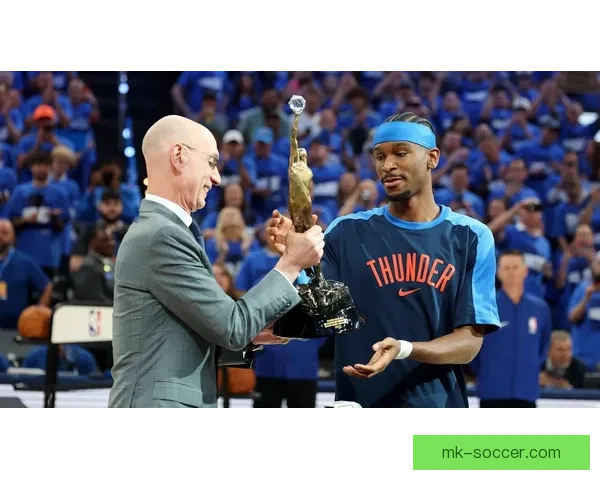 甜瓜坦言球员心中最佳球员 亚历山大当之无愧成为MVP 甜瓜坦言球员心中最佳球员 亚历山大当之无愧成为MVP